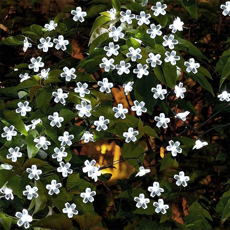 StringFlowers™ - Aurinkoenergialla toimivat ulkokukkaketjut