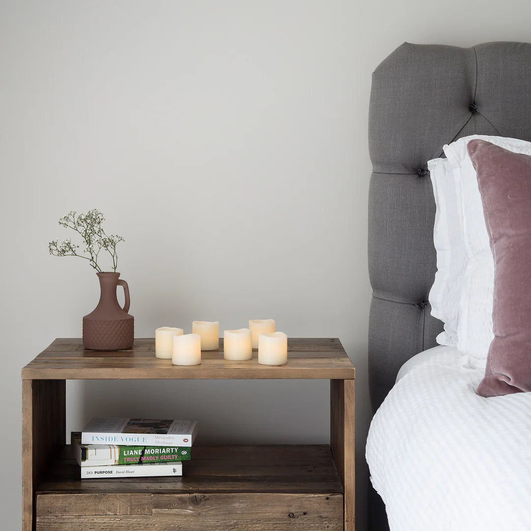 Sarja 6 lyhyttä vahaa liekettömästi välkkyvää LED-kynttilää