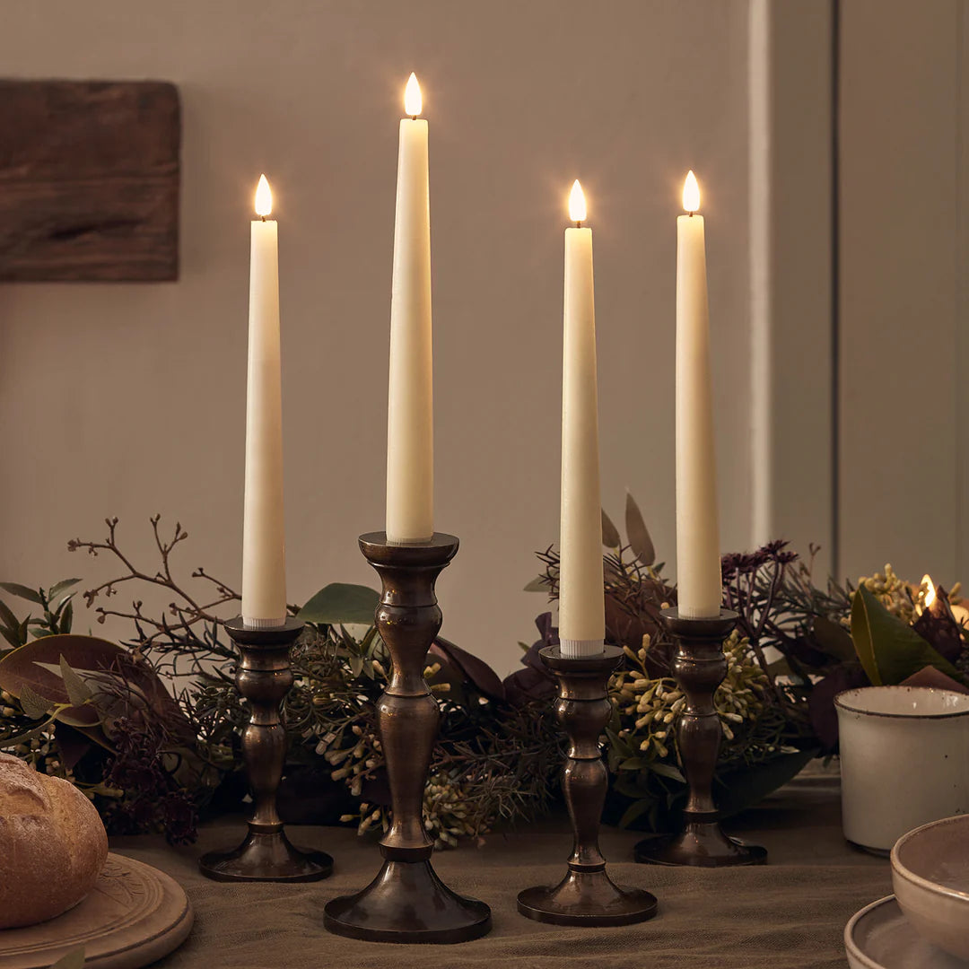 Setti 4 vahaa liekettömästi välkkyvää LED-kynttilää