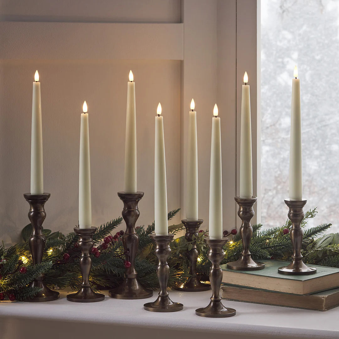 Setti 4 vahaa liekettömästi välkkyvää LED-kynttilää