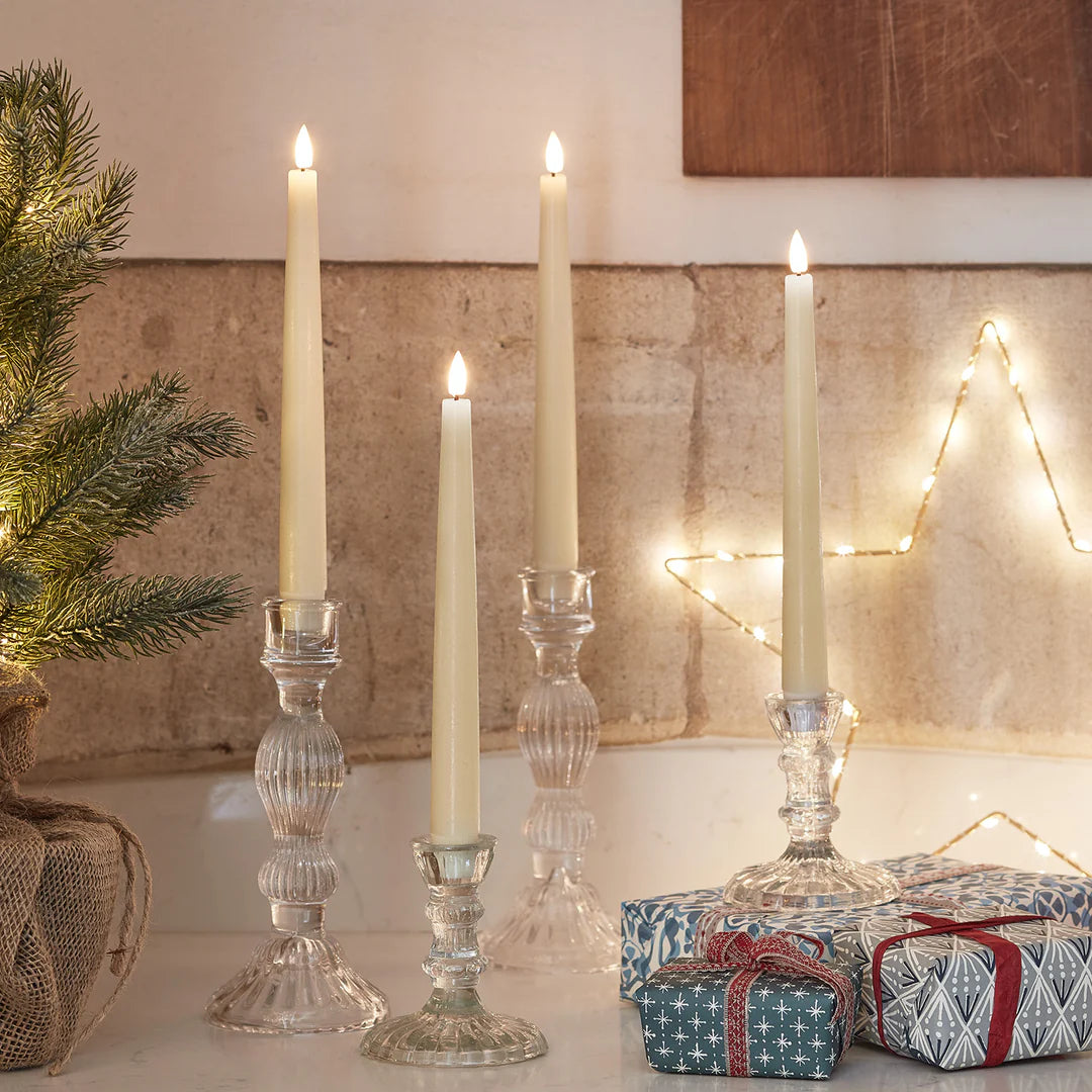 Setti 4 vahaa liekettömästi välkkyvää LED-kynttilää