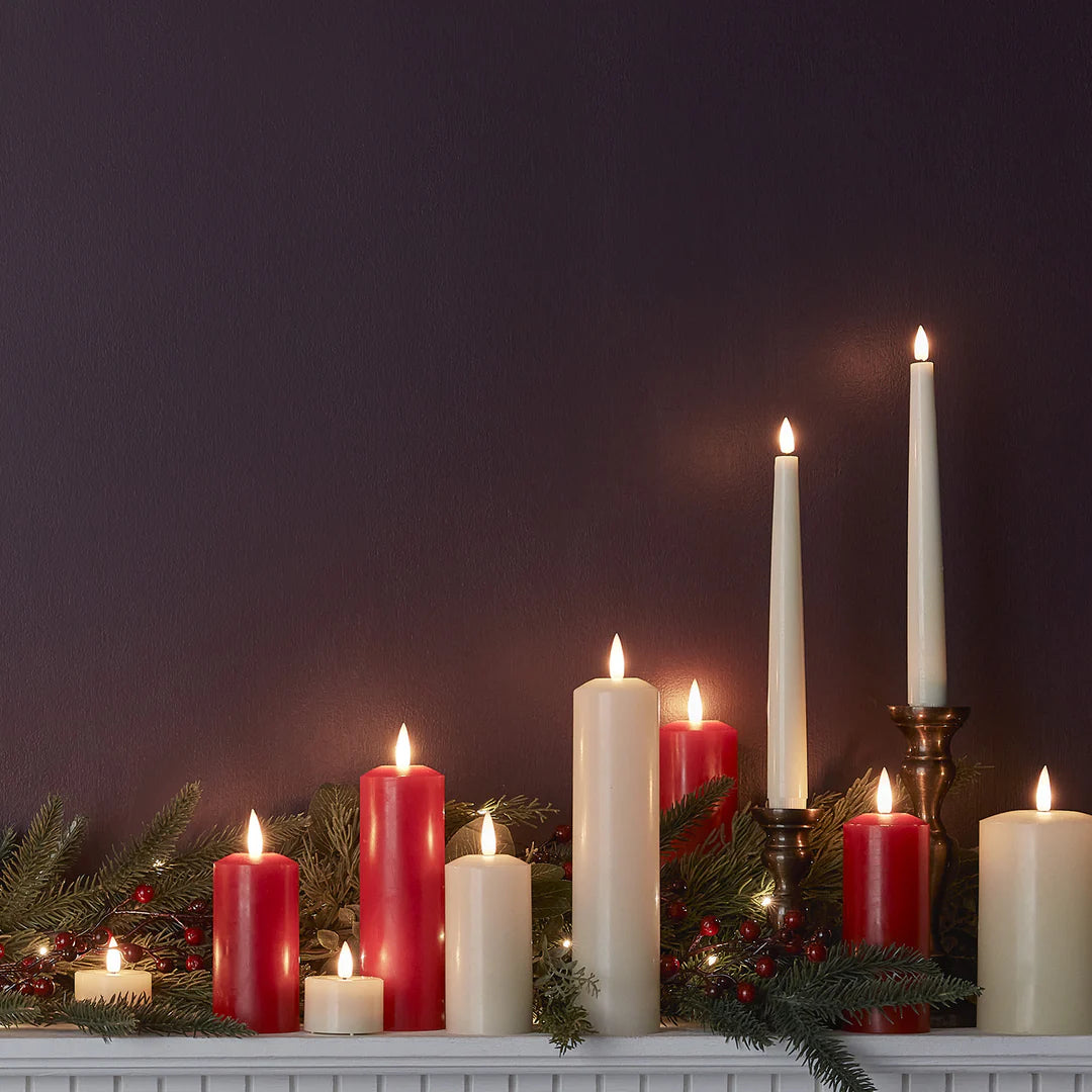 Setti 4 vahaa liekettömästi välkkyvää LED-kynttilää