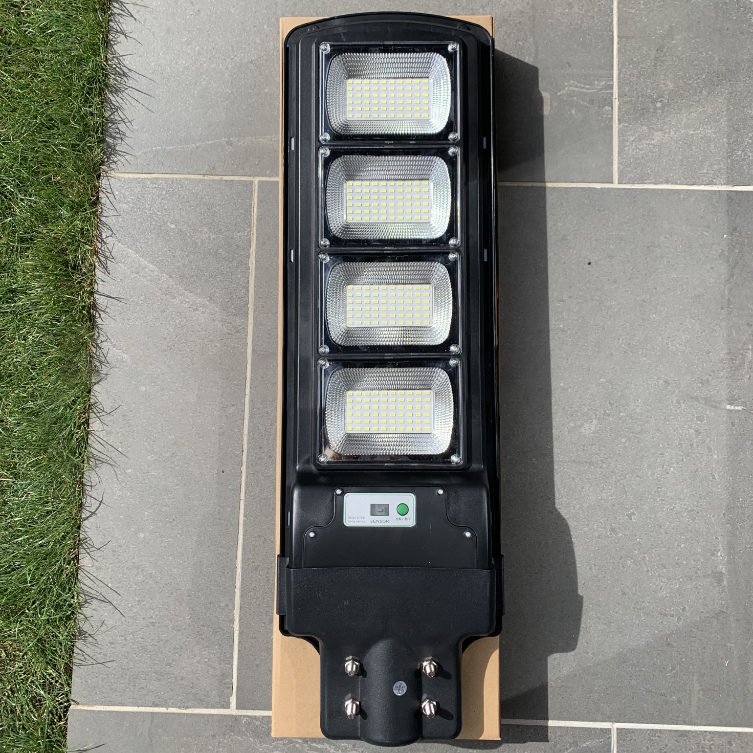 IlluminateSolarMega - 3 Valoa + 1 Ilmainen 450W/6500 Lumenin Ultrakirkas Aurinko Katuvalot
