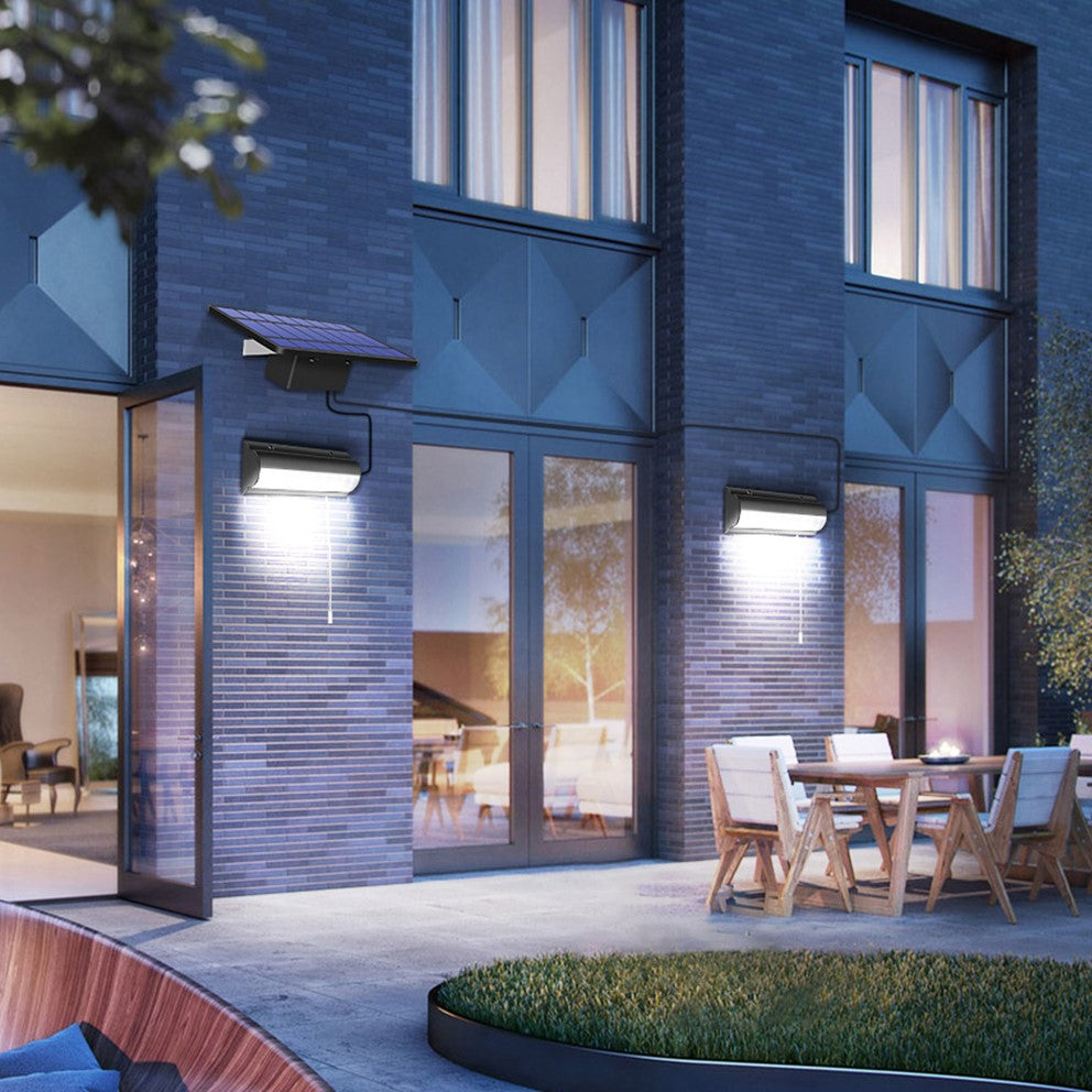 Aurinkoseinävalo, jossa on kaksinkertainen pää ja erillinen paneeli