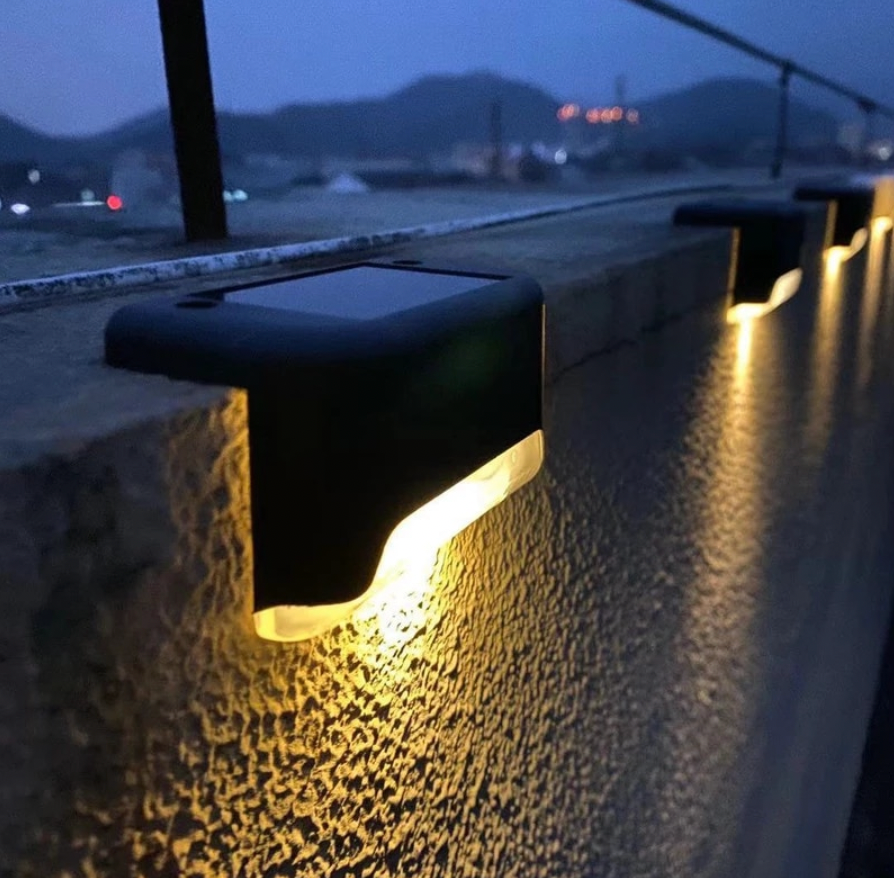 SolarBright™ - LED-aurinkoenergialla toimiva aidan ja terassin puutarhalamppu