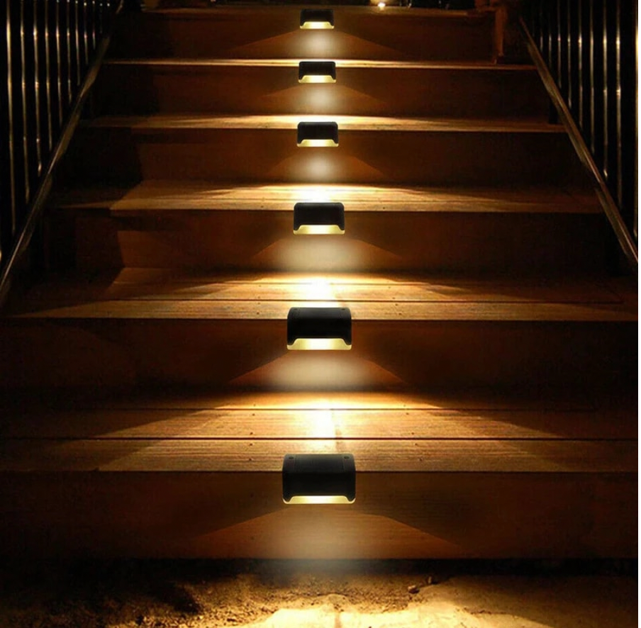 SolarBright™ - LED-aurinkoenergialla toimiva aidan ja terassin puutarhalamppu